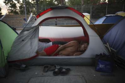 یک مهاجر کوبایی در داخل چادر در پای پل پورتا مکزیک/
ماتاموروس ، مکزیک