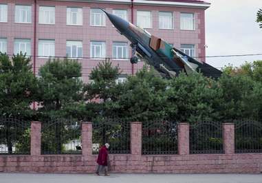 عبور یک رهگذر از مقابل هواپیمای جنگنده MIG-23 شوروی که به عنوان یک بنای تاریخی در انستیتو تحقیقات فناوریهای اطلاعات قرار داده شده است/ روسیه