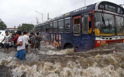 عبور یک اتوبوس در میان سیلاب/بمبئی ، هند