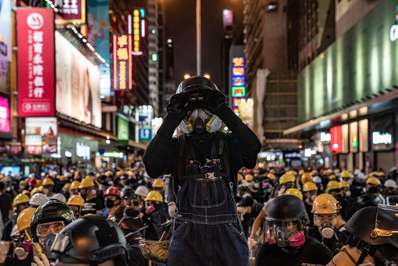 ادامه تظاهرات؛ یک معترض با استفاده از یک دوربین دوچشمی حرکت پلیس را زیر نظر گرفته است/هنگ کنگ ، چین