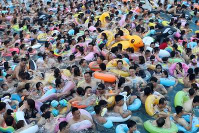 شنا کردن مردم در یک روز گرم /نانجینگ ، چین