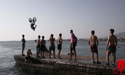 تفریح تعدادی از جوانان در کنار ساحل؛ آتن یونان