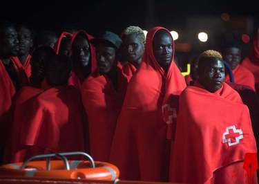 گروهی از پناهجویان آفریقایی نجات یافته از دریای مدیترانه در 