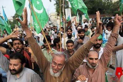 مردم در طول تظاهرات با ابراز همبستگی با مردم کشمیر شعار می دهند/
لاهور، پاکستان