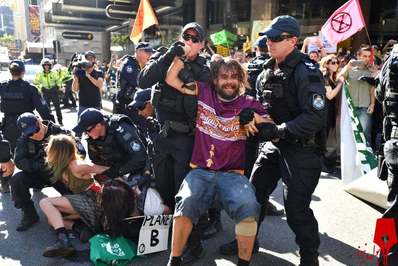 دستگیری معترضان/
بریزبن ، استرالیا