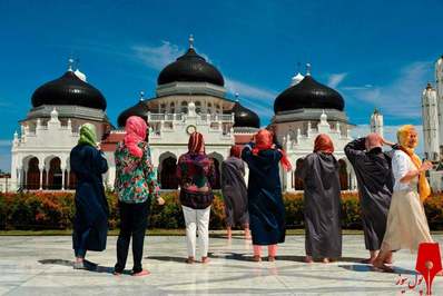 بازدید گردشگران از مسجد بزرگ بیت الرحمن/
باندا آچه ، اندونزی