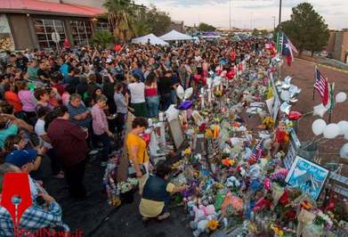 مردم در یک بنای یادبود موقتی برای قربانیان تیراندازی دسته‌جمعی در شهر ادای احترام می‌کنند/ آل پاسو ، تگزاس


