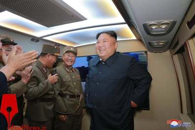 

عکسی که توسط آژانس خبری رسمی کره‌شمالی منتشر شد، کیم جونگ اون را در حال تماشای پرتاب یک نوع جدید از موشک هدایت‌شونده تاکتیکی در یک مکان نامعلوم نشان می‌دهد/ کره شمالی
