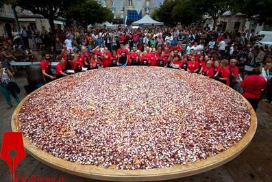 مردم اسپانیا در شهر گالیسیایی ماهی octopus بزرگ را برای شکستن رکورد جهانی در روز Octopus آماده می‌کنند
