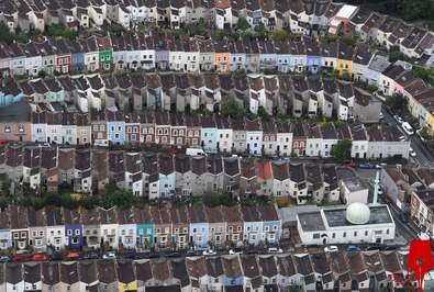 نمای هوایی از یک مسجد در میان منازل مسکونی
/بریستول ، انگلیس