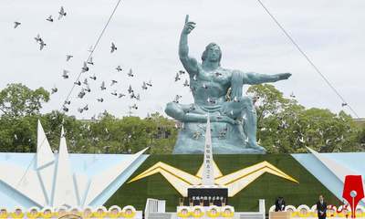کبوترها در طول مراسم یادبود برای بزرگداشت شصتمین سالگرد بمب‌گذاری اتمی در پارک یادبود صلح پرواز می‌کنند.


/ناگازاکی ژاپن