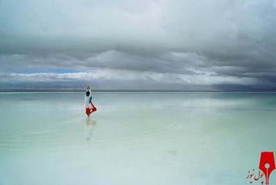 یک زن در کنار دریاچه نمک

/چین