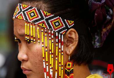 یک زن مانوبو در راهپیمایی حقوق بشر در روز جهانی مردمان بومی جهان

/Quezon سیتی فیلیپین
