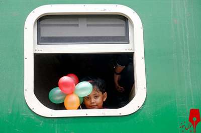 یک کودک برای جشن عید قربان با قطار به خانه می رود
/داکا ، بنگلادش