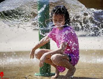 یک دختر جوان در پارک رایولا در اوواسو خود را زیر آب خنک می کند.
/اوکلاهما ، ایالات متحده