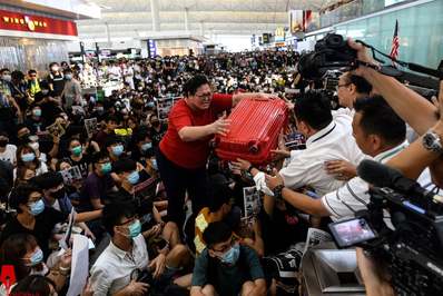 تلاش یک توریست در فرودگاه بین المللی هنگ کنگ برای رساندن چمدان خود به دست ماموران فرودگاه در بین معترضان.
/هنگ کنگ
