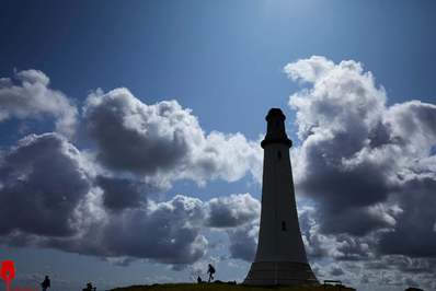بازدیدکنندگان از بنای یادبود جان جان بارو در هواد هیل مشرف به اولورستون در کامبری./ انگلیس