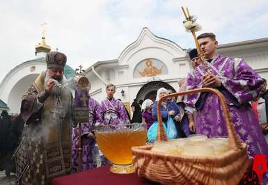 یک کشیش ارتدکس روسی در مراسم جشن روز عسل/ روسیه