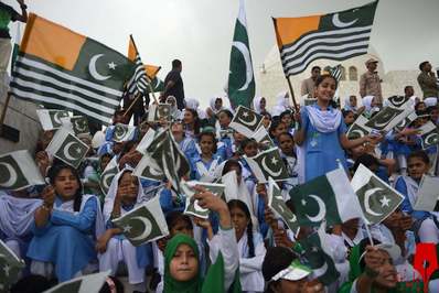دختران پاکستانی سرود ملی را در روز جشن‌ استقلال در کراچی می‌خوانند/ کراچی، پاکستان