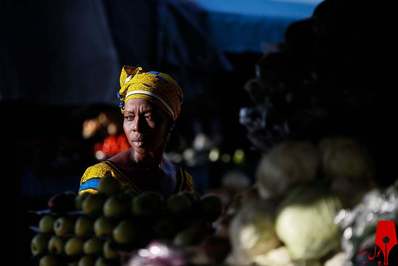 زنی در بازار میوه/ آبیجان، ساحل‌عاج
