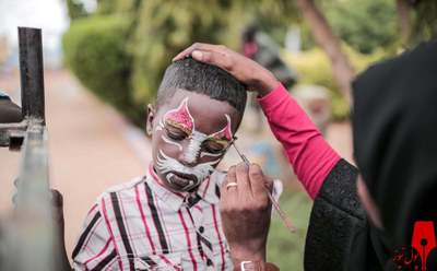 چهره  نقاشی شده یک کودک در یک پارک تفریحی/ سودان

