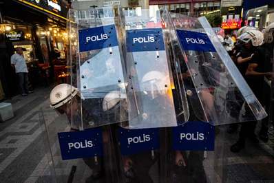 مداخله پلیس در تظاهرات علیه جایگزینی شهرداران کرد با مقامات دولتی در سه شهر.  دولت ترکیه شهرداران را از طریق ارتباط با ستیزه جویان عزل کرد./ استانبول, ترکیه