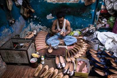 یک پینه‌دوز در یک کارگاه در بازار Chawri در یک محله قدیمی/ دهلی‌نو، هند

