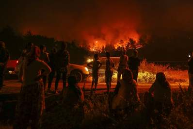 آتش‌نشان‌ها در حال مبارزه با یک آتش‌سوزی که در حدود ۵۰۰ هکتار از زمین‌های اطراف سواحل اژه را دربر گرفته است./ ازمیر، ترکیه