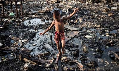 یک پسر پس از آتش‌سوزی منطقه میرپور که ویران شد/ داکا، بنگلادش