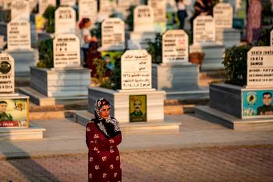 یک زن کرد از قبر یکی از بستگان خود بازدید می‌کند/ سوریه
