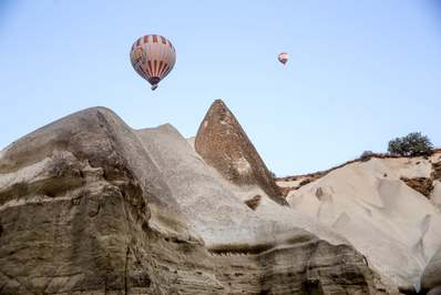 پرواز بالن ها در بالای ستون های سنگی پارک ملی Göreme ، که یک میراث جهانی یونسکو در کپادوکیه است/ ترکیه
