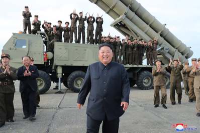 کیم جونگ اون با یک موشک فوق العاده بزرگ/ کره شمالی