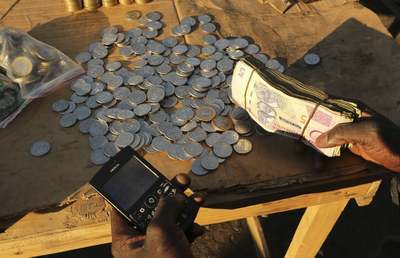 با افزایش تورم و کمبود پول ، بسیاری از مردم زیمبابوه به دنبال مبادله پول در خیابان هستند/ حراره، زیمبابوه