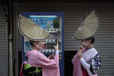 
دو شرکت کننده جوان در حالی که منتظر شروع جشنواره  Kōenji Awa-Odori هستند ، عکس می گیرند/ کونجی ، توکیو