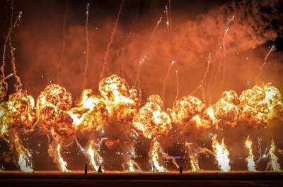 تکنسین‌ها در طی یک نمایش هوایی بین‌المللی توسط pyrotechnics دیده می‌شوند/ بخارست، رومانی