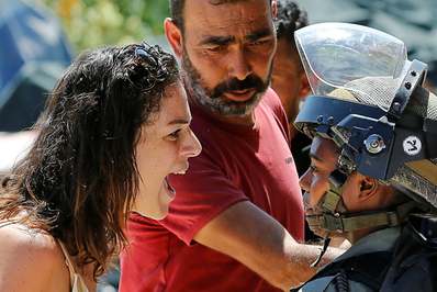 یک زن فلسطینی با یک مرزبان اسرائیلی در مورد تخریب یک آپارتمان و رستوران در منطقه تحت اشغال اسرائیل مشاجره می کند/بیت جلا ، کرانه باختری