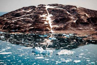 کوه یخی پس از شکسته شدن در امتداد ساحل شرقی در حرکت است/ گرینلند