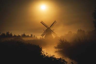 آسیاب در مه صبحگاهی ظاهر می شود/گرونینگن، هلند
