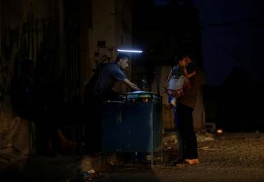 مردی که فلافل می‌فروشد و از نور با باتری در طول قطع برق استفاده می‌کند/ غزه، فلسطین