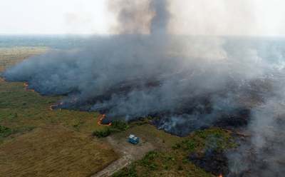 یک هواپیمای بدون سرنشین دود را از روی نقشه تخریب یافته جنگل آمازون ثبت می کند/ رندونیا ، برزیل