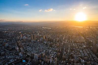 غروب آفتاب گرفته‌شده از عرشه دیده‌بان آسمان شهر تایپه/ تایپه, تایوان