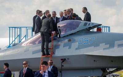 رئیس جمهور روسیه ، ولادیمیر پوتین و همتای ترکیه ای وی ، رجب طیب اردوغان ، در کنار یک جنگنده سوخو سو-57 در هواپیمای MAKS-2019 صحبت می کنند/ ژوکوفسکی ، روسیه