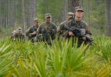 افراد نظامی در تمرینات یک رهبر تاکتیکی در یک پایگاه هوایی شرکت می کنند/ فلوریدا ، ایالات متحده