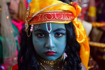 دختری به عنوان کریشنای خدای هندو لباس مبی پوشد تا جشن تولد او را جشن بگیرد/ آگارتالا ، هند
