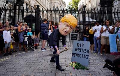 یک معترض، نخست‌وزیر بریتانیا، بوریس جانسون، را در بیرون دروازه شماره ۱۰ خیابان داونینگ، به نمایش گذاشت/ لندن، انگلستان