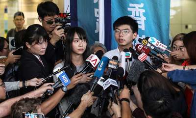جاشوا وونگ، رهبر Demosisto پس از اینکه به دلیل مشارکت در یک جلسه غیر قانونی به قید وثیقه آزاد شده است در حال صحبت با خبرنگاران/ هنگ‌کنگ، چین