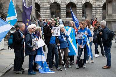 تظاهرات کنندگان خارج از دادگاه جلسه در ادینبرگ, جایی که لرد دوهرتی تحریم موقت سیستم قانونی اسکاتلند را رد کرد و مانع از تعلیق پارلمان بریتانیا شد/ ادینبرگ, انگلستان 