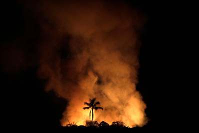 بخشی از آتش سوزی جنگل آمازون توسط کشاورزان پاک سازی می شود/ پورتو ولوو ، برزیل