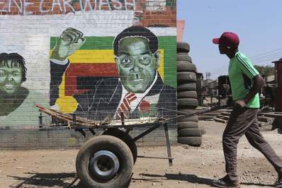 تصویر رابرت موگابه رئیس جمهور زیمباوه بر دیوار یک ساختمان/ هراره, زیمبابوه