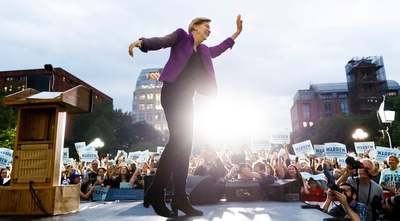 الیزابت وارن، کاندیدای ریاست‌جمهوری دمکرات،  در حین برگزاری یک برنامه تبلیغاتی در پارک اسکوئر در واشنگتن به  روی صحنه می‌رود تا با طرفداران خود صحبت کند./ نیویورک، آمریکا